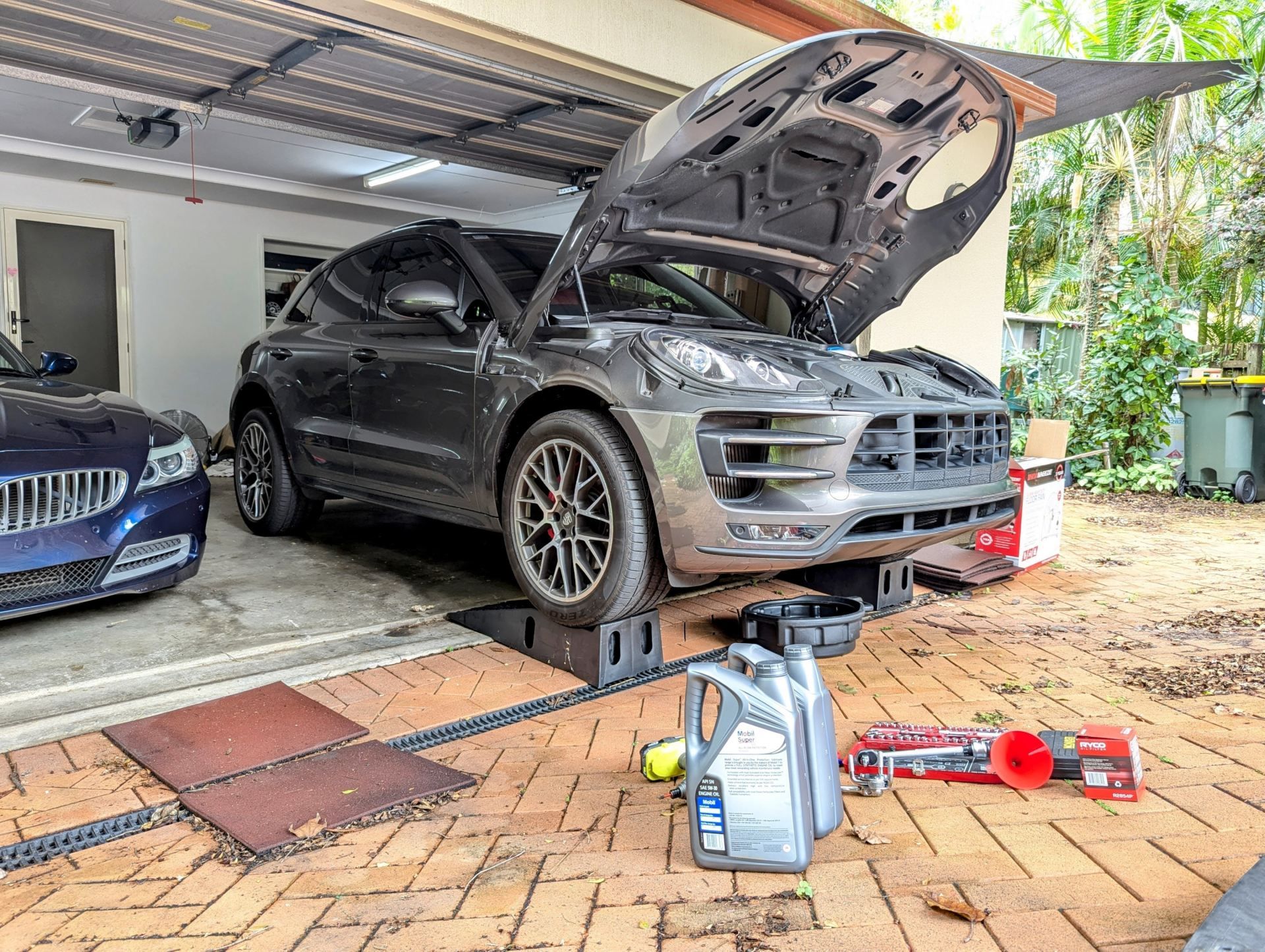 Oil and filter change on my Macan Turbo