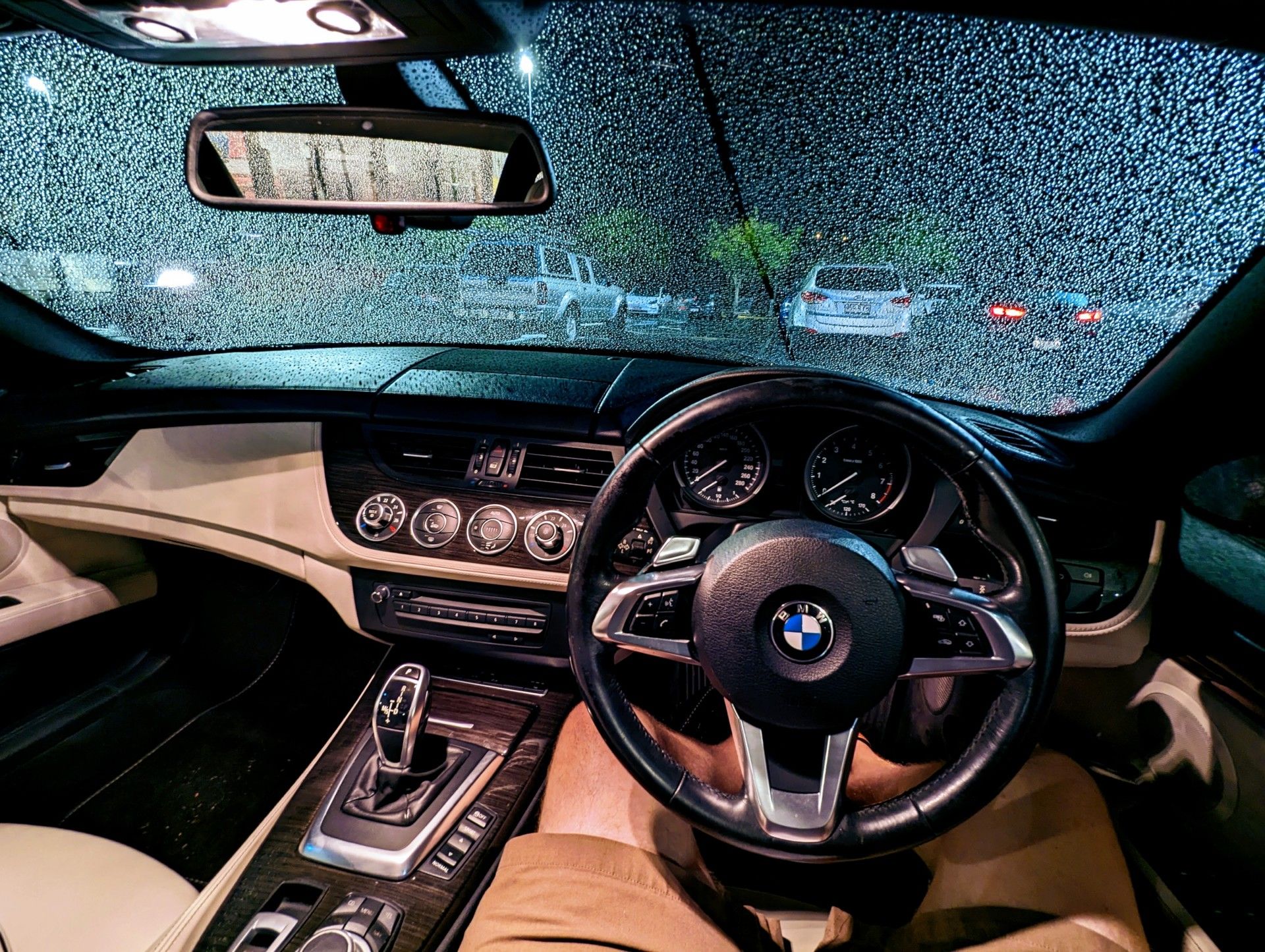 The Z4’s cabin feels special, and I love looking across to see the low curving roofline and no back seats! An old pic from a rainy evening.