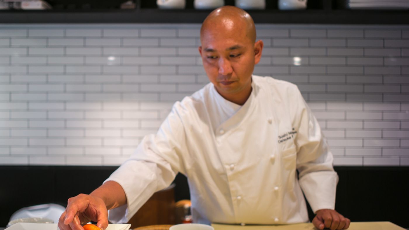 Daisuke Nakazawa making sushi