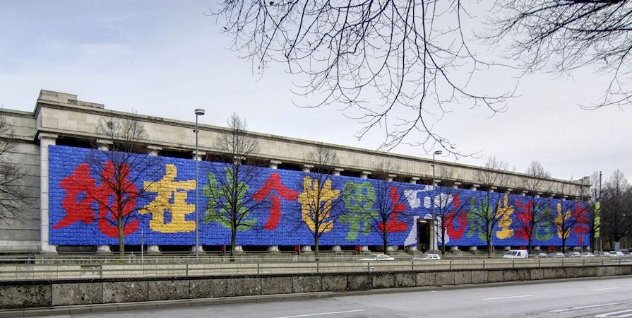 Remembering, 2009, backpacks on the facade of the Haus der Kunst* (Munich)