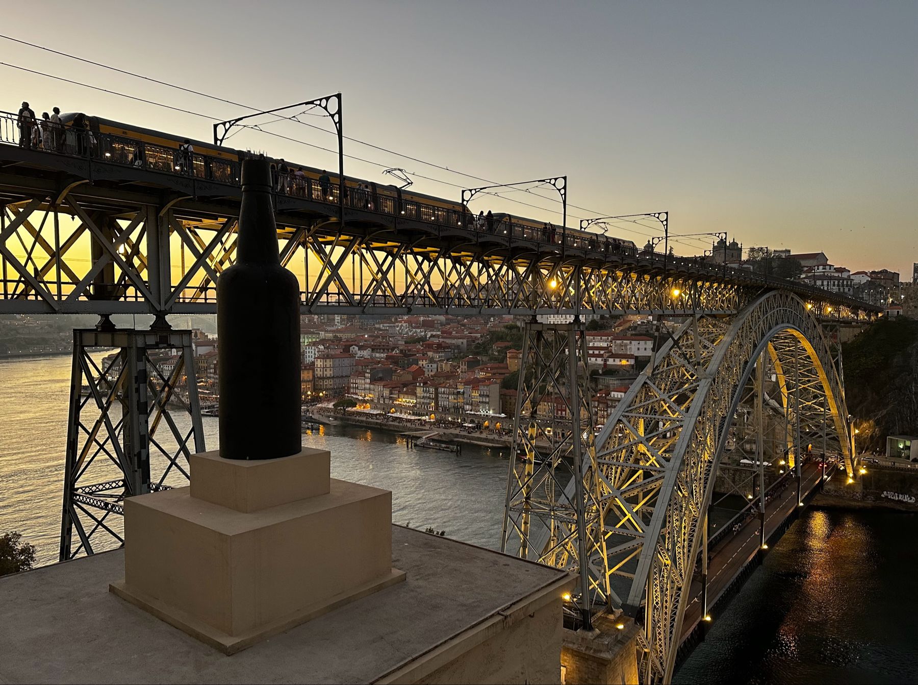 zicht op dé brug met daarachter Porto, bij een ondergaande zon
