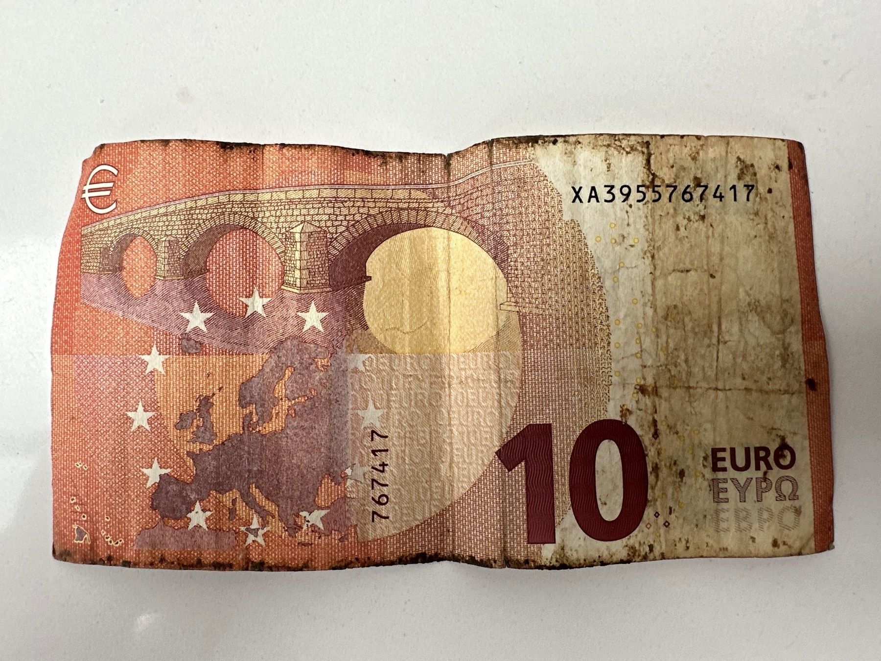 Een degoutant vuil briefje van 10 euro