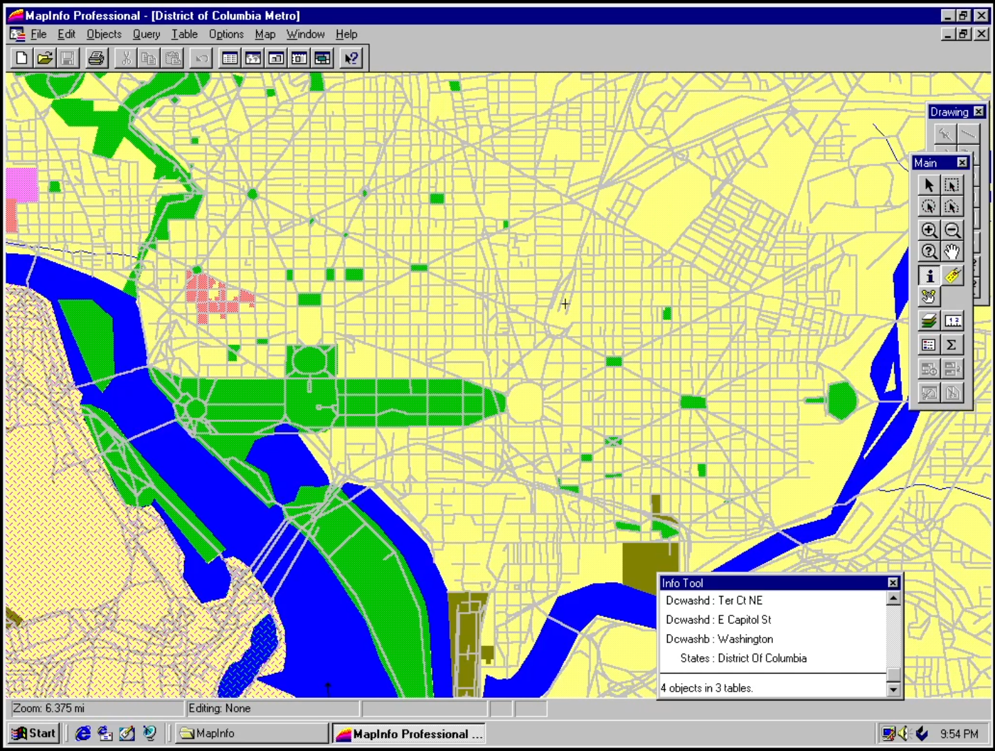 MapInfo screen with a map of DC zoomed in. Now there are streets!