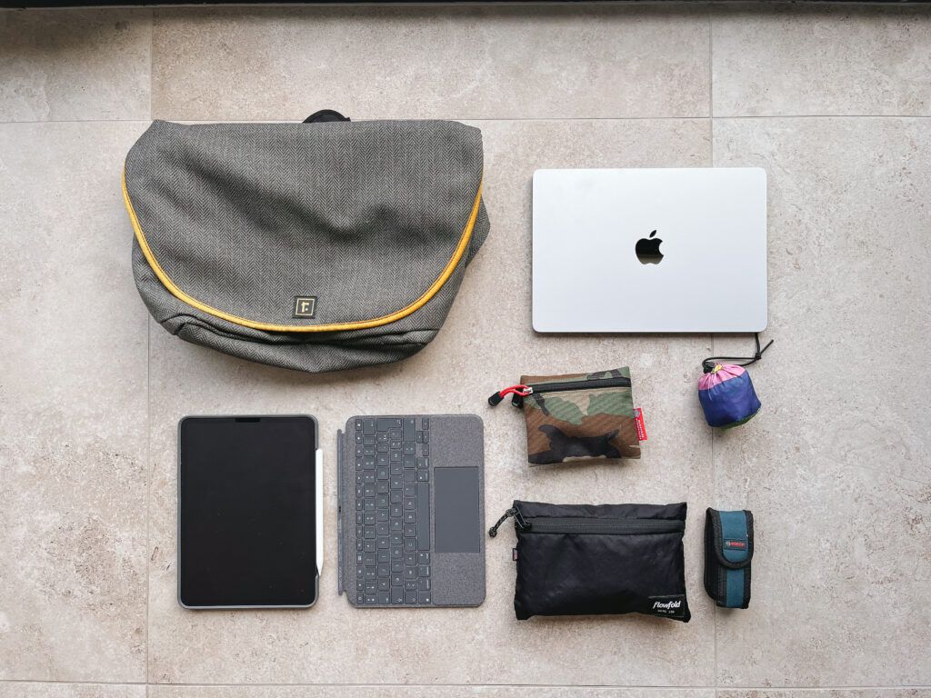 Mon Rickshaw Zero Messenger avec mon MacBook Air M2, mon iPad Pro pour un What’s in my bag thibaudd