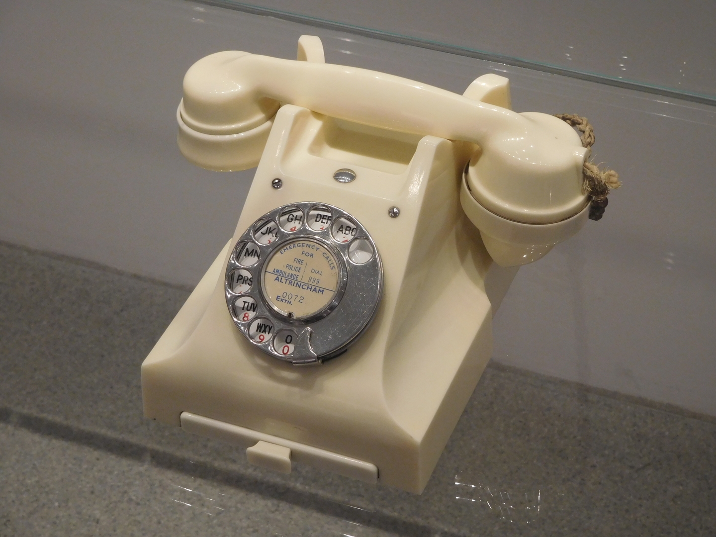 11:18:48: Jean Heiberg - telephone model 332, 1930