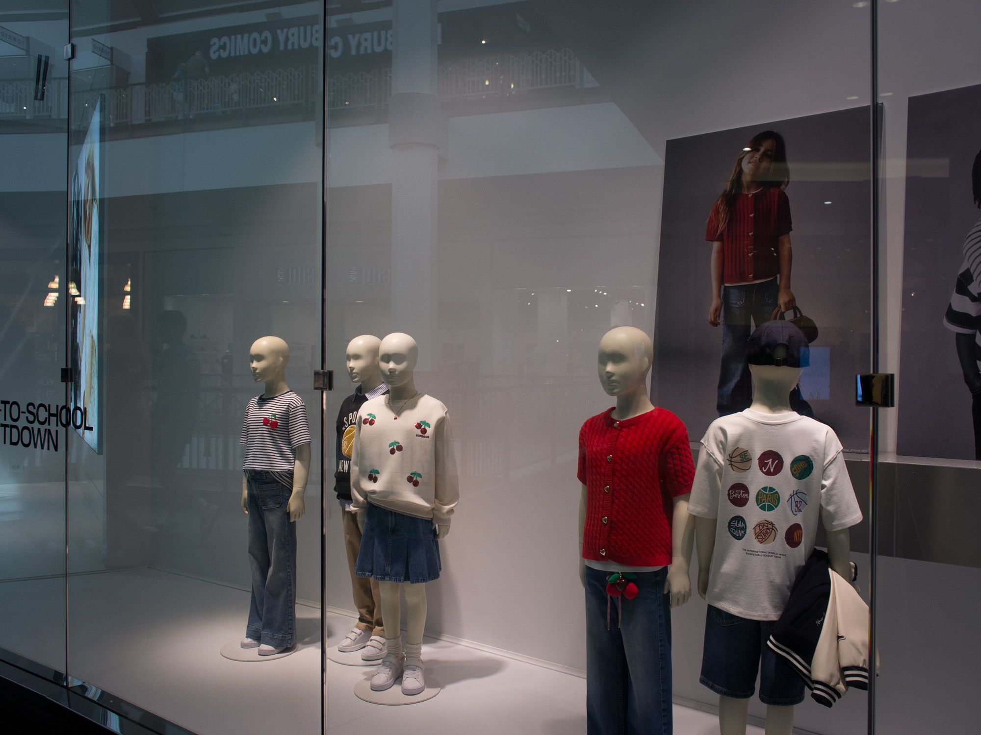 Ricoh GXR A12, 18.3mm, ƒ4, 1/220sec, ISO 200 — Providence Place Mall