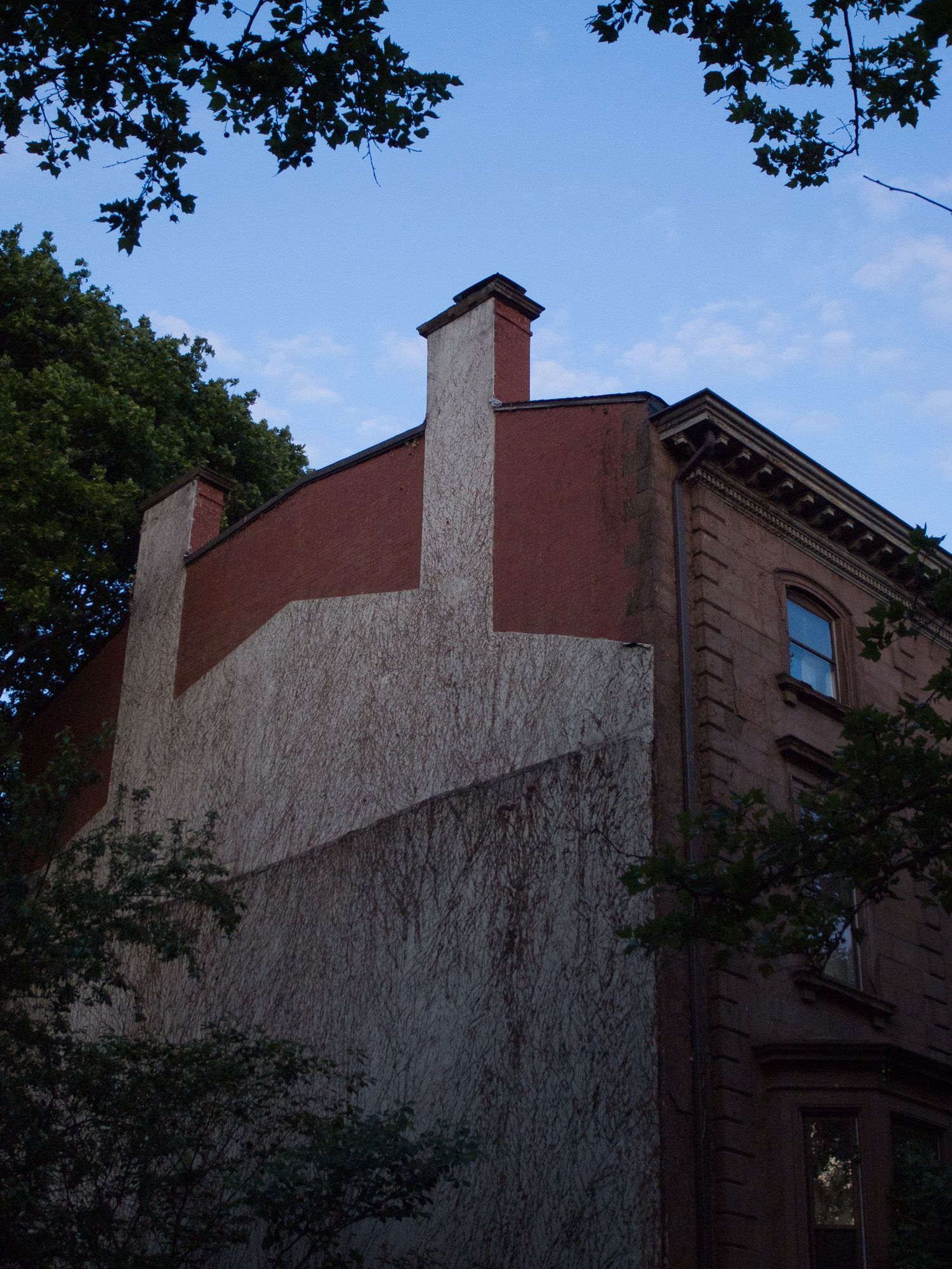 Ricoh Caplio GX100, 10.5mm, ƒ3.5, 1/190sec, ISO 200 — Along Benefit Street