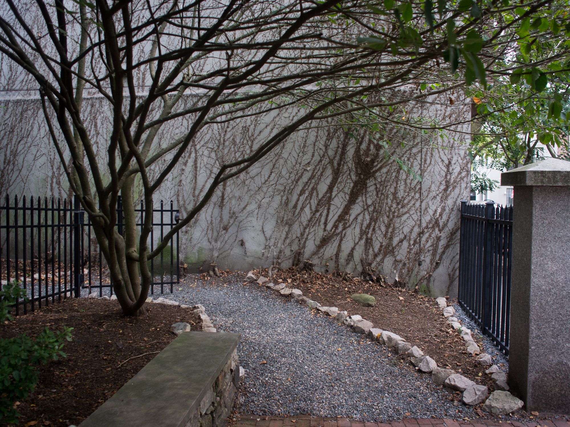 Ricoh GXR A12, 18.3mm, ƒ2.5, 1/570sec, ISO 200 — Along Benefit Street