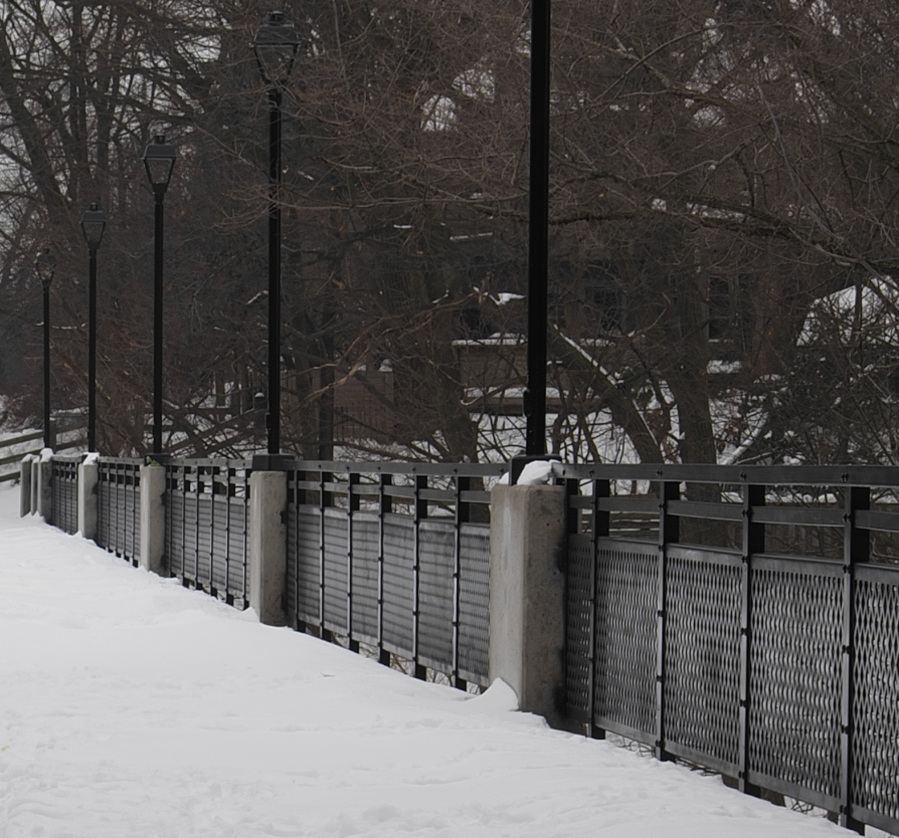 Handheld High-Res, 1:1 crop (note the disappearance of the false colour patterns on the fence).