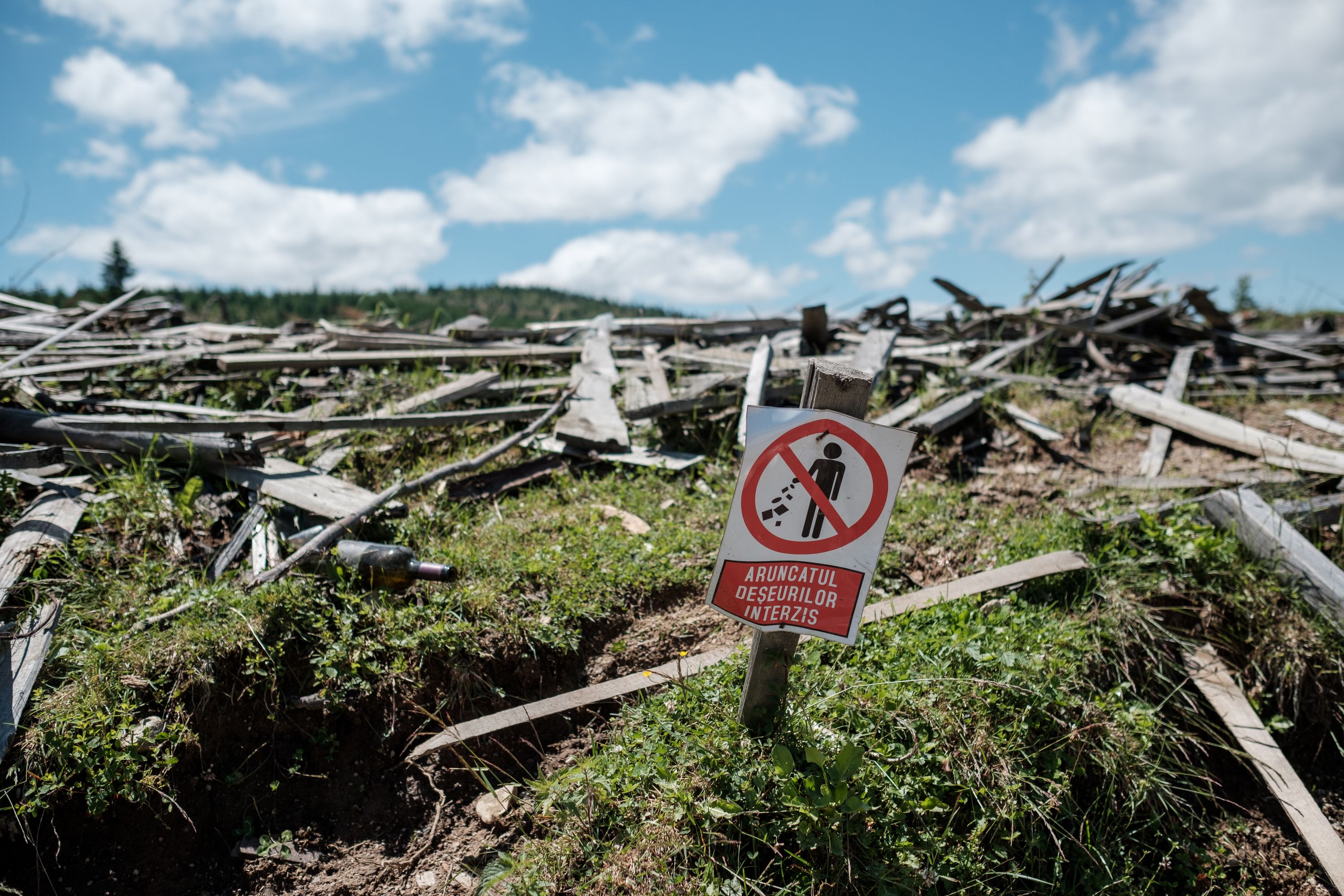 The sign hardly needs translating. Tragic irony crosses language barriers. Fujifilm X-Pro 2 + 23mm: 1/5000 @ ƒ/2.2, ISO 200