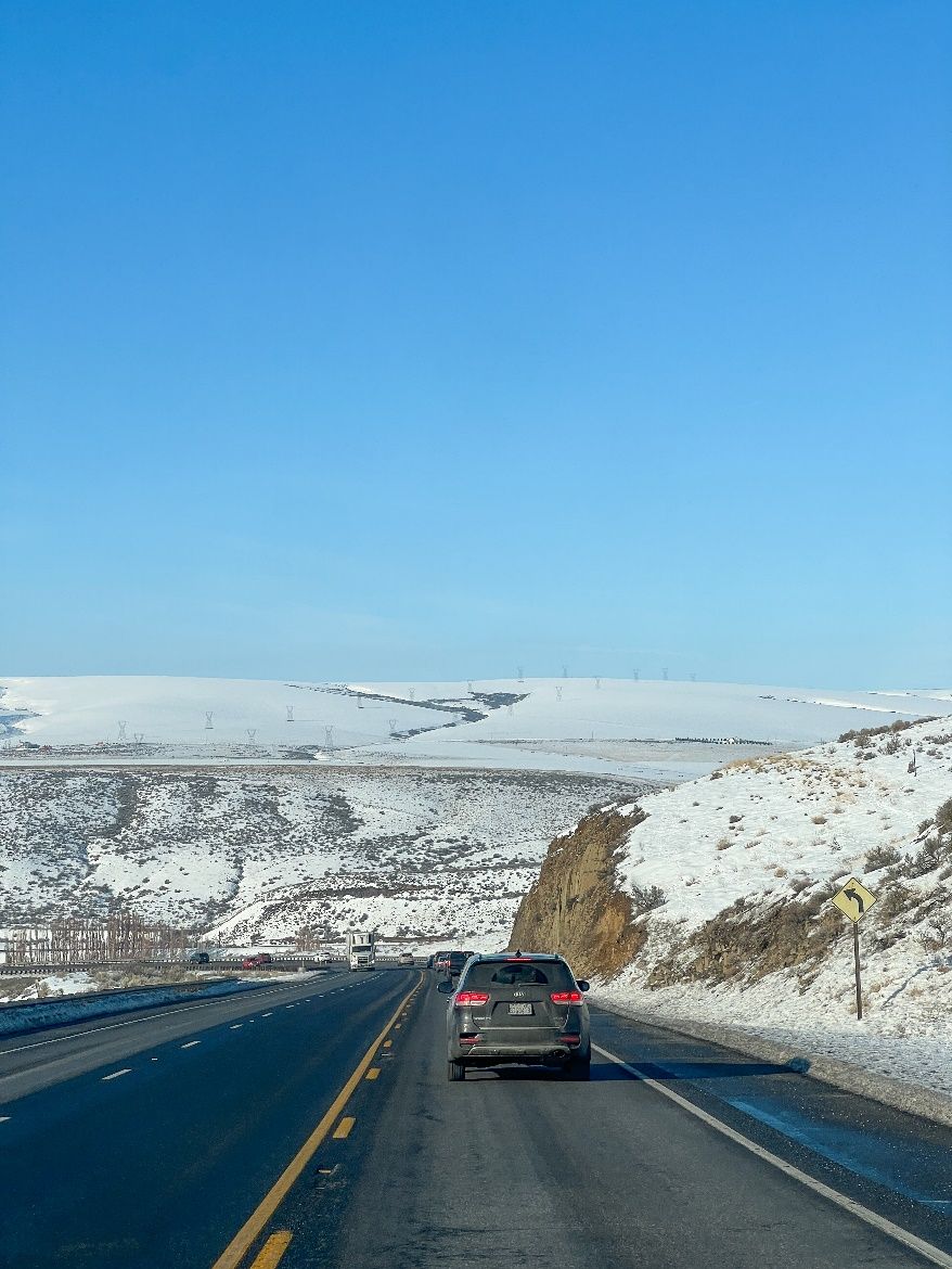 Una carretera con nieve Descripción generada automáticamente