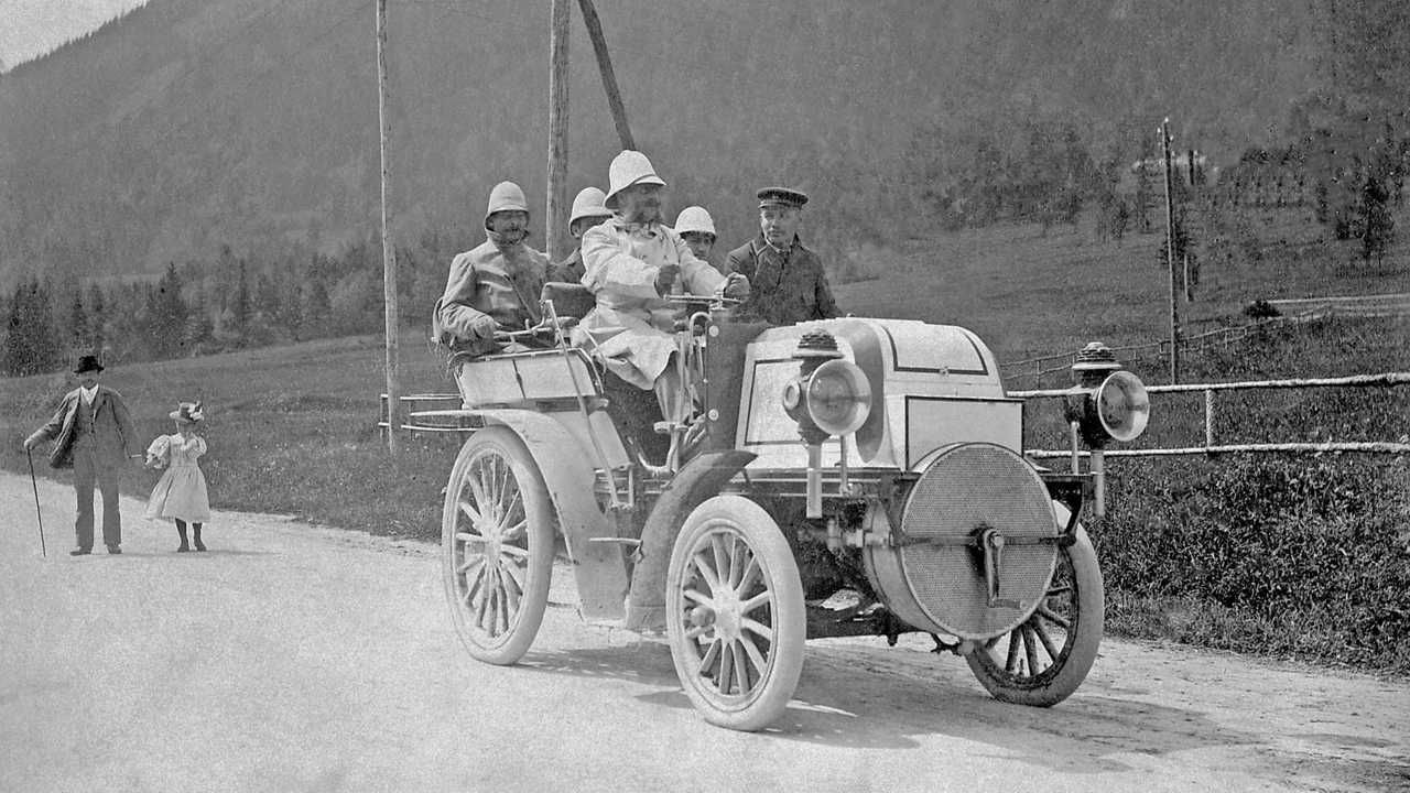 Das erste Semmering-Bergrennen am 27. August 1899. Der Gewinner war Emil Jellinek auf seinem 24-PS Daimler “Phönix”