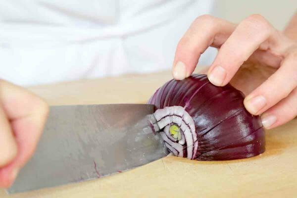 make-angled-cuts-into-onion-2-600x400