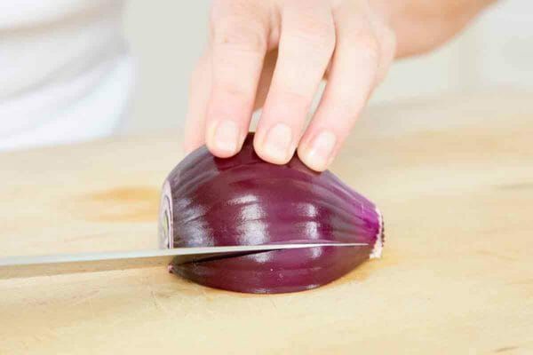 make-angled-cuts-into-onion-600x400
