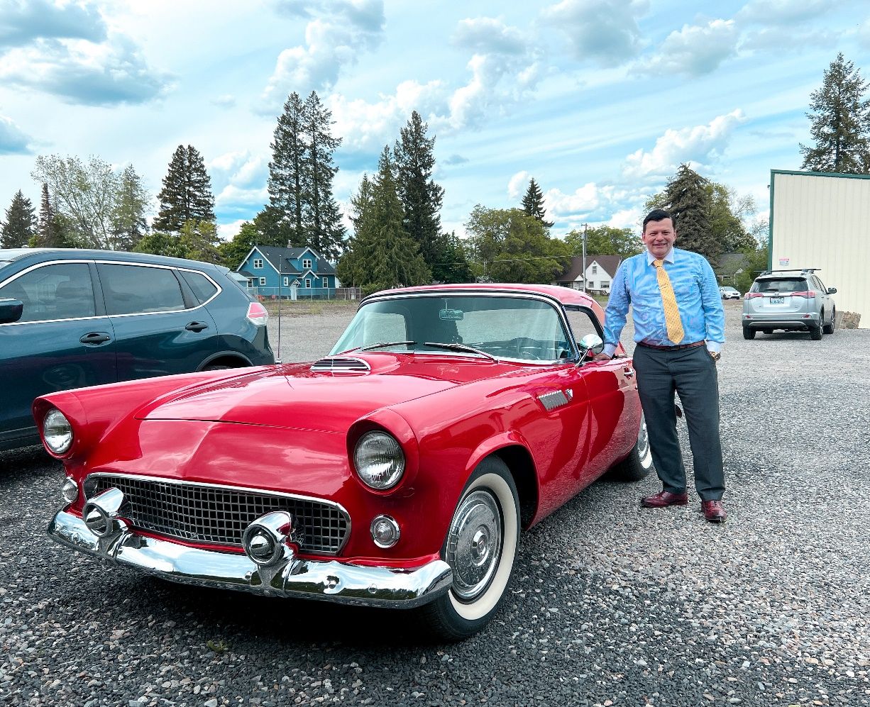 Un coche deportivo de color rojo Descripción generada automáticamente