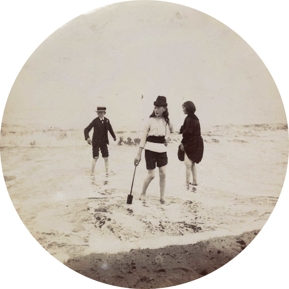 A circular photo taken by the Kodak No. 1, courtesy of the National Media Museum.