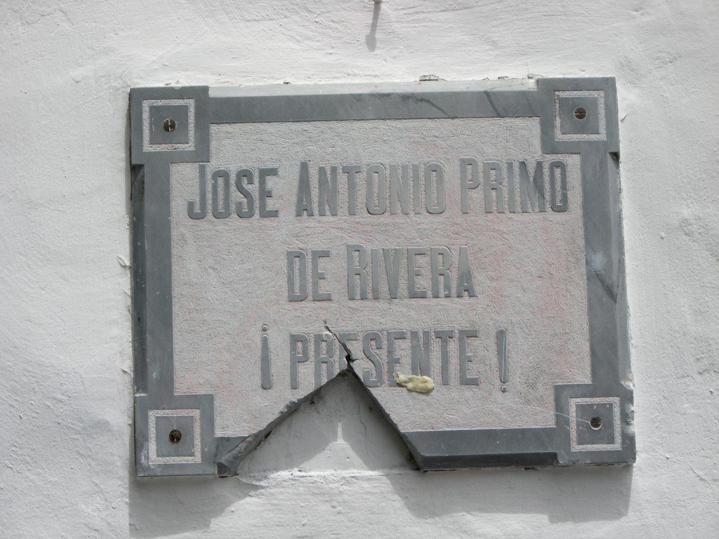 A plaque remembering José Antonio Primo de Rivera with the phrase “Present”
