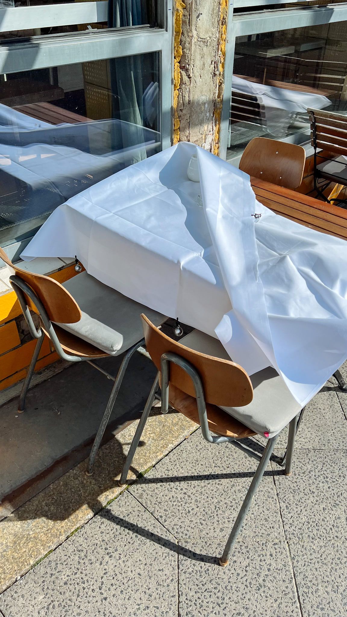 This restaurant had put tables out, but there no single guest. You could watch the table cloth flapping slowly in sun, forming waves.