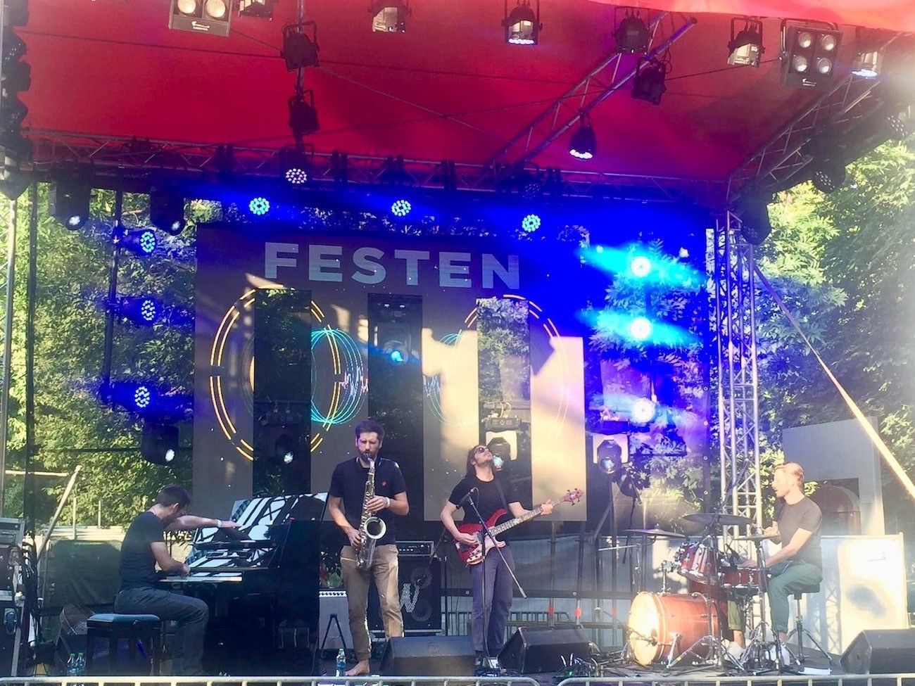 Festen en concert au festival Jazz in The Park à Cluj en Roumanie