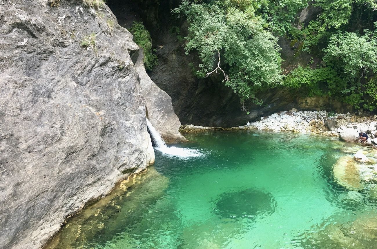 La rivière Serra dans les Alpes Apuanes en Italie.