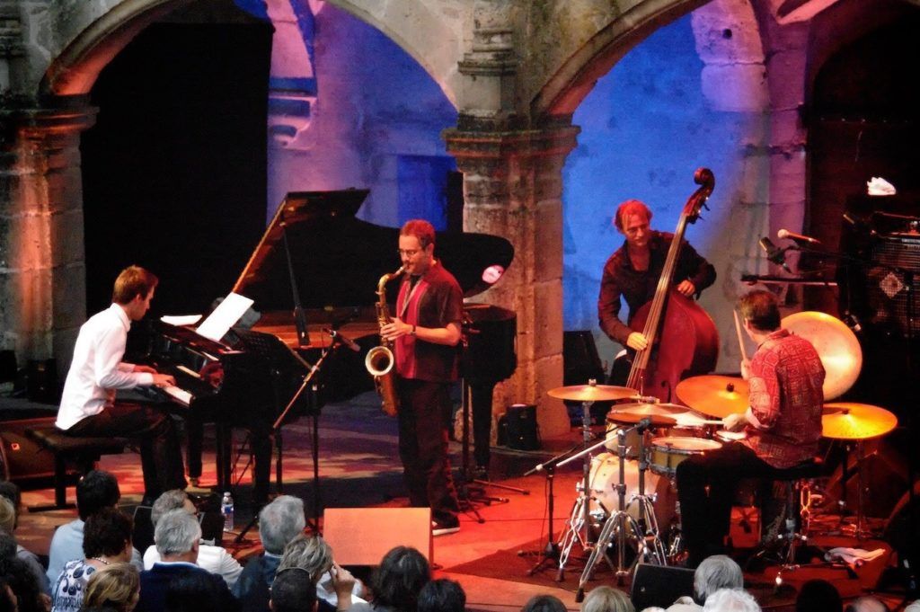 Jean Kapsa en concert avec Moutin Reunion Quartet au Château de Clermont