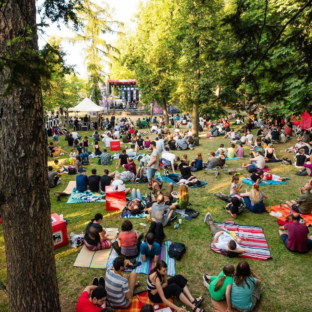 Festen en concert au festival Jazz in The Park à Cluj en Roumanie