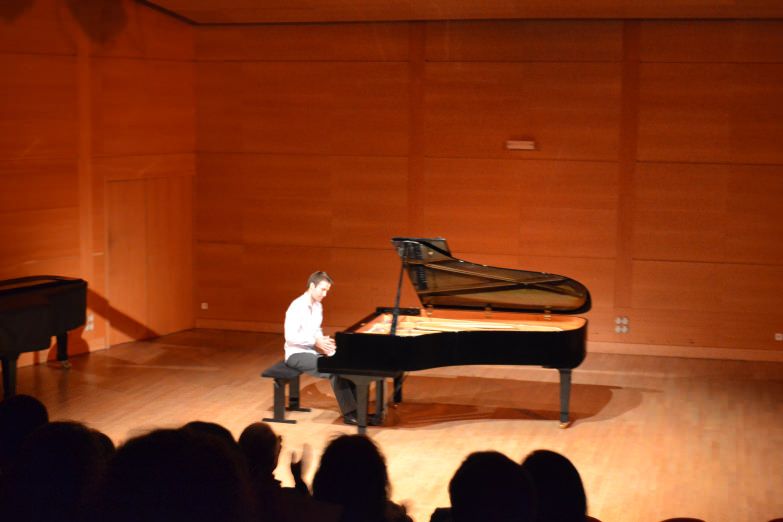 Jean Kapsa en concert piano solo pour Amnesty France au conservatoire d’Antony