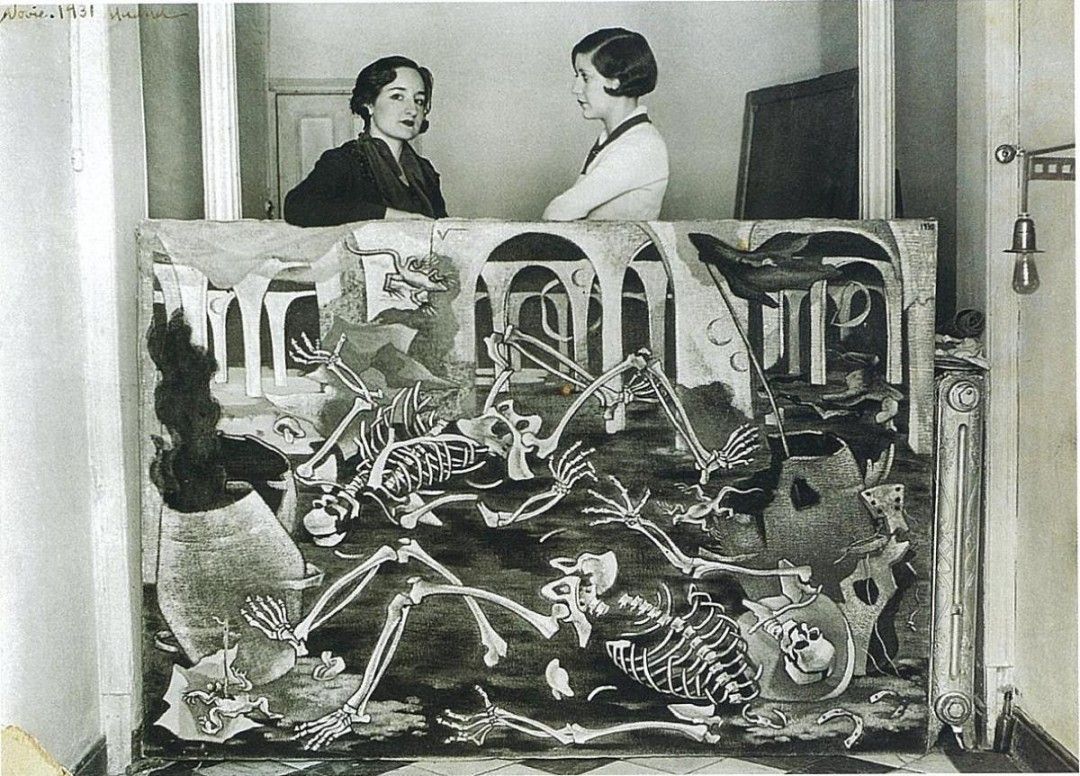 Maruja Mallo y Josefina Carabias - Antro De Fosiles, Madrid 1931