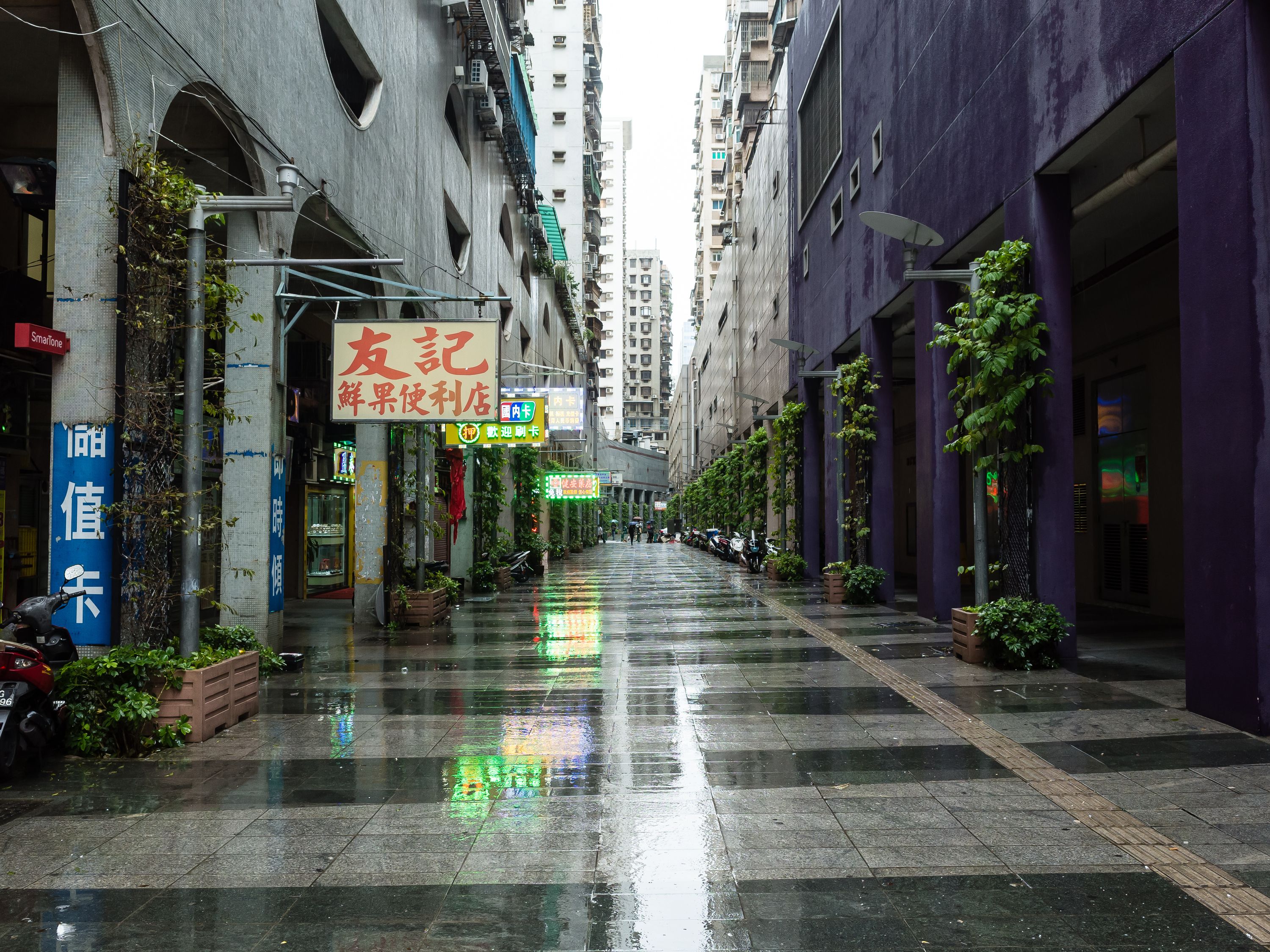rainy-alleyway-in-macau-china