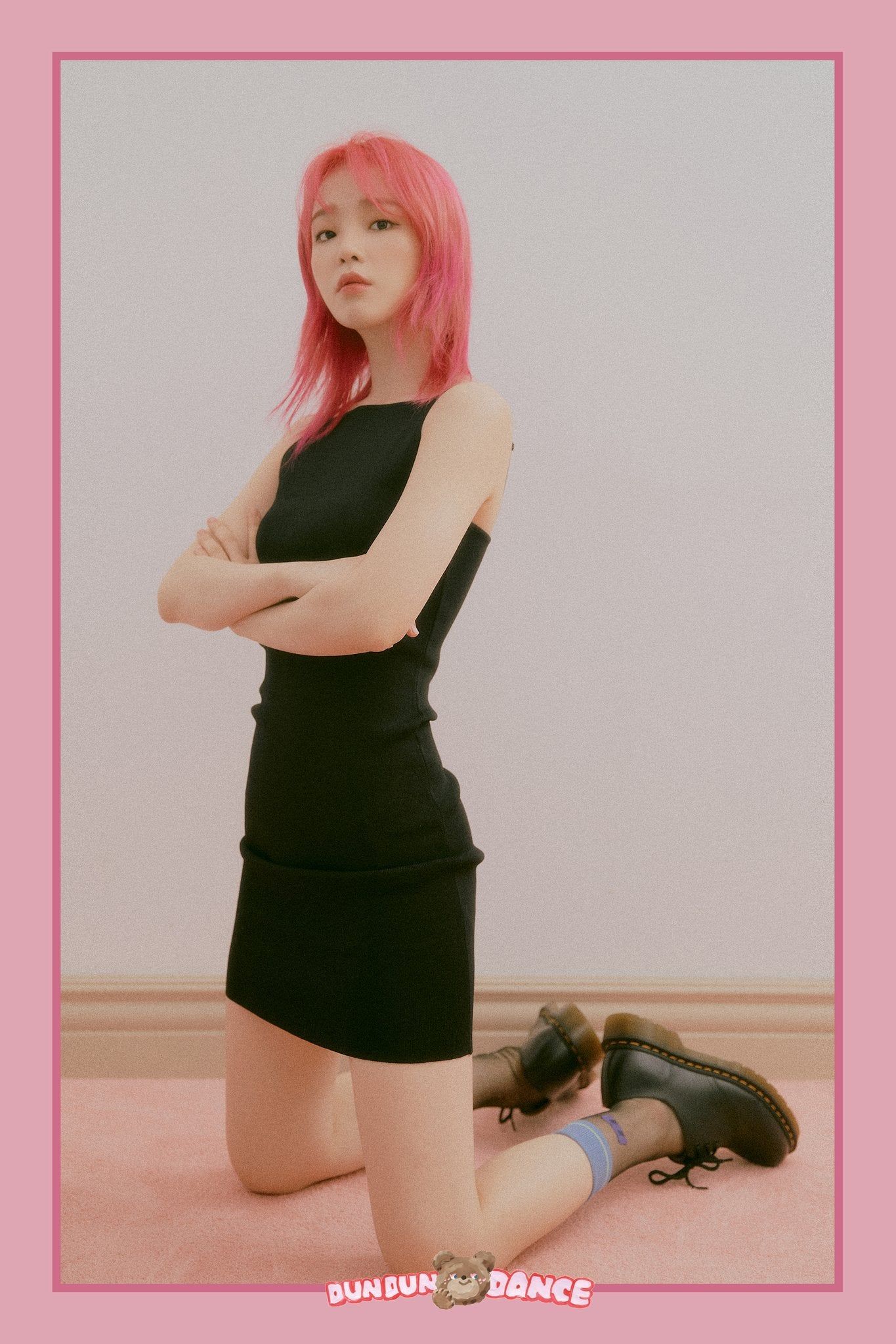 picture of Seunghee in a black dress, kneeling