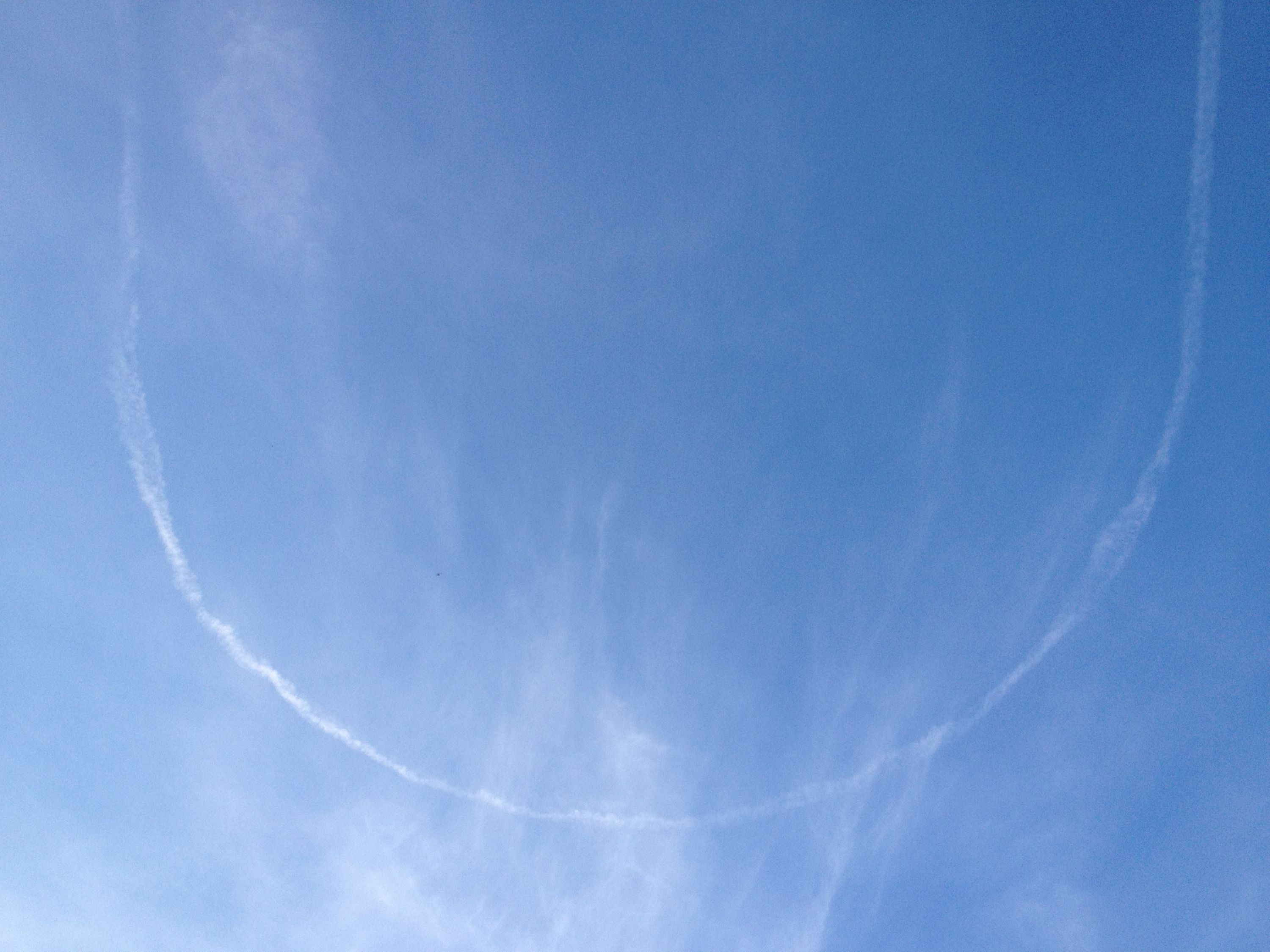 Chemtrail. Vermutlich mir Uran angereichert. (Wegen dem U. Ihr wisst schon.)