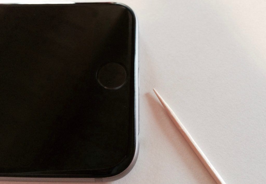 Lighning-Connector mit Zahnstocher reinigen