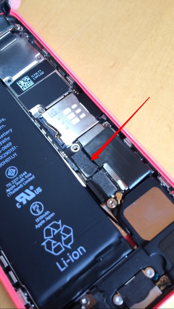 iPhone mit Pfeil auf SIM-Stecker