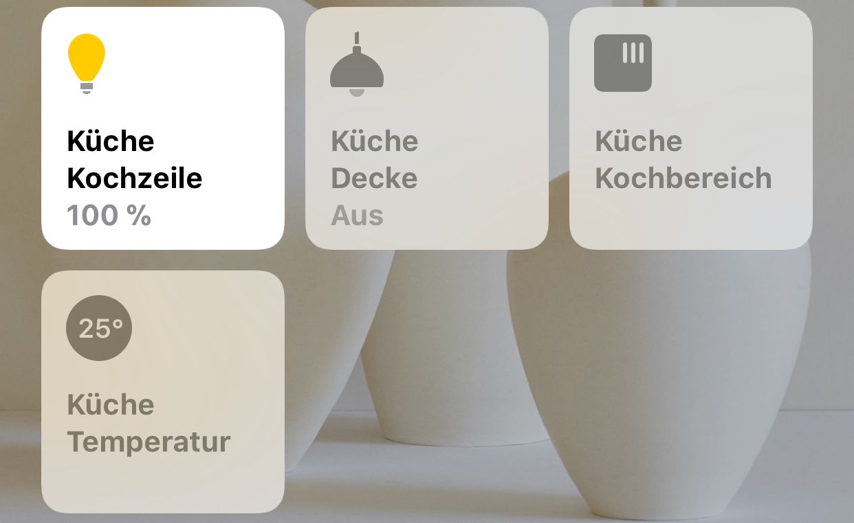 Neue Geräte in der HomeKit-App. Unten links beispielsweise die Temperatur des Bewegungsmelders.