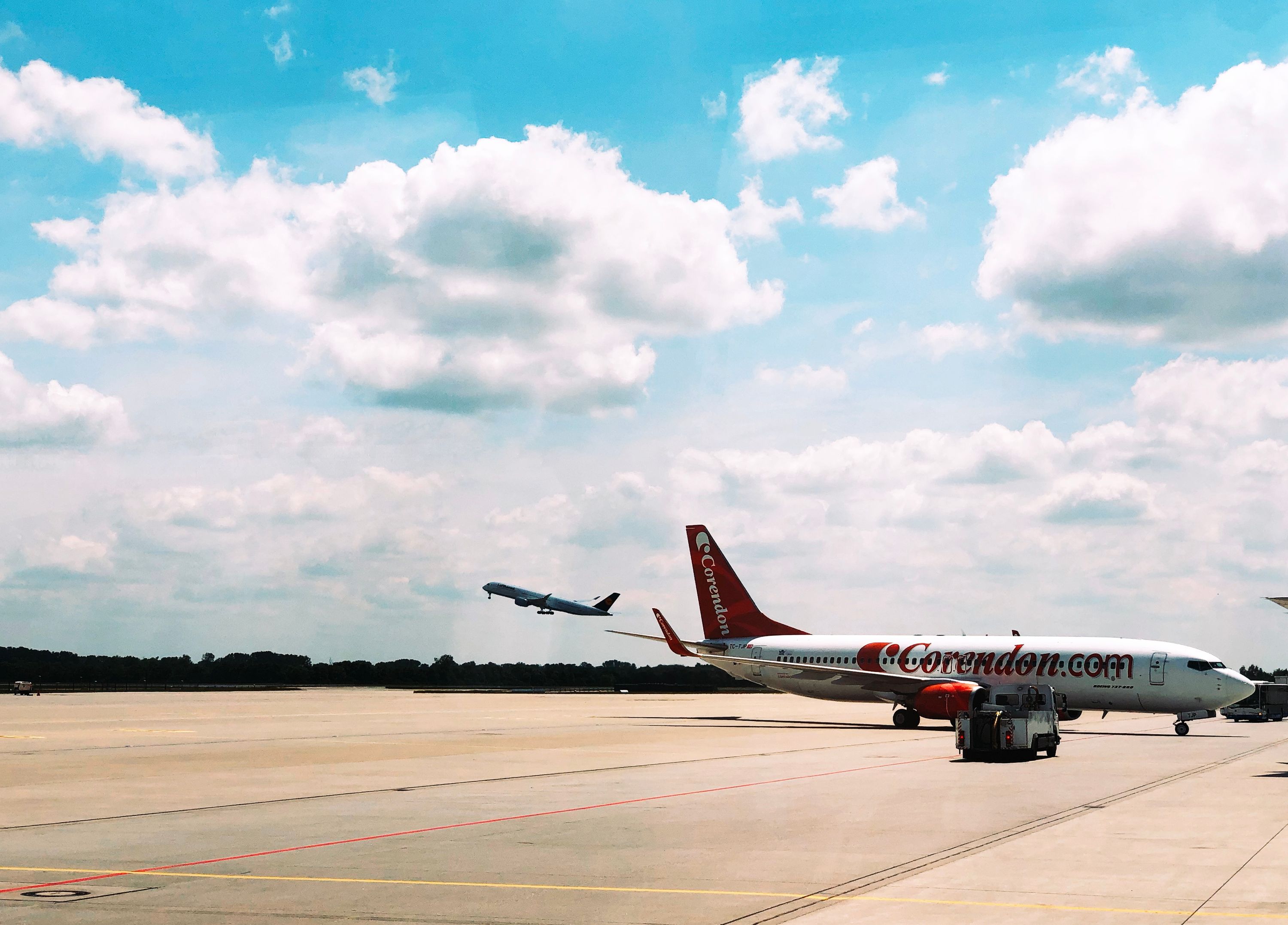Startendes und parkendes Flugzeug