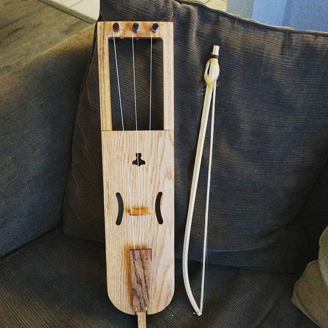 Finished! Bowed Lyre or Taglharpa, is a medieval instrument that I do believe was played in Viking cultures among others.I’m so exited to have actually made a working instrument! I’ll attempt to play it later just to give you an idea of how it sounds. bowedlyre taglharpa musicalinstrument woodworking vikings medieval