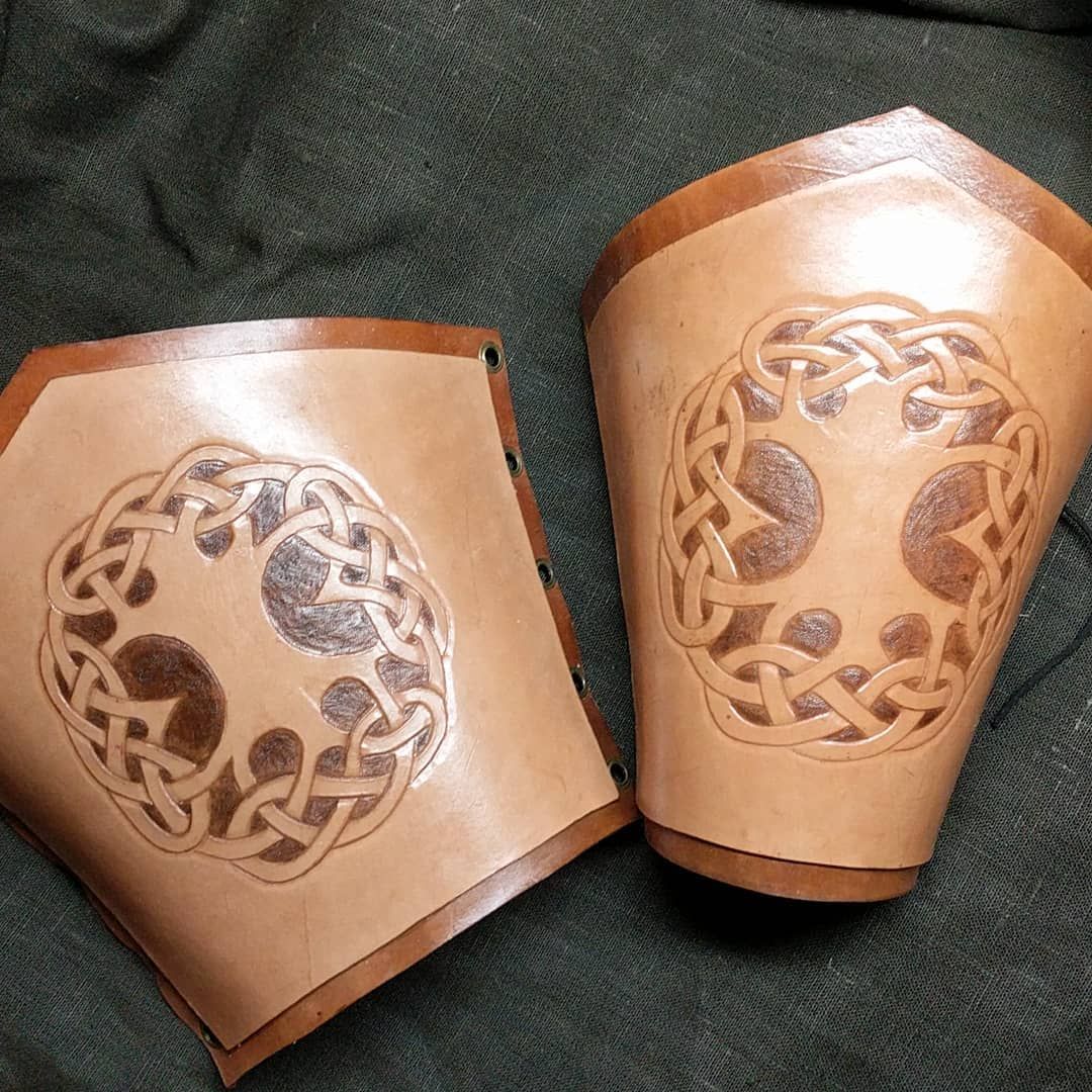New bracers of the oaks for my lovely lady ranger! Hand tooled these then did an antiquing finish.love how they turned out, best looking leatherwork I think I’ve done lol. fellnfair leather larp larpranger