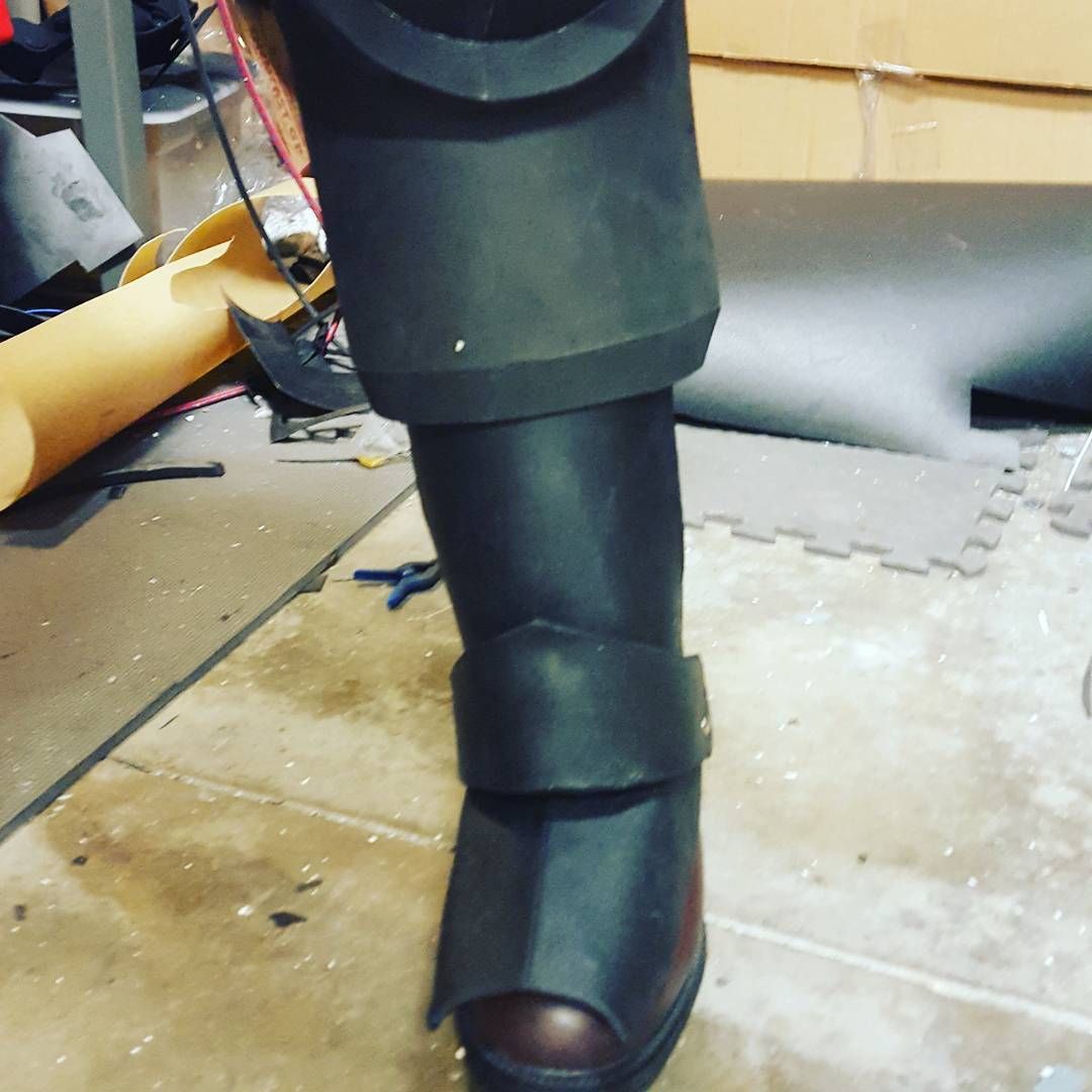 dragoncon2016 Con crunch time! Wip of Blackwall aprmor for my dragonagecosplay. I’m working bottom up, I’m on the shoulders now, Almost done!