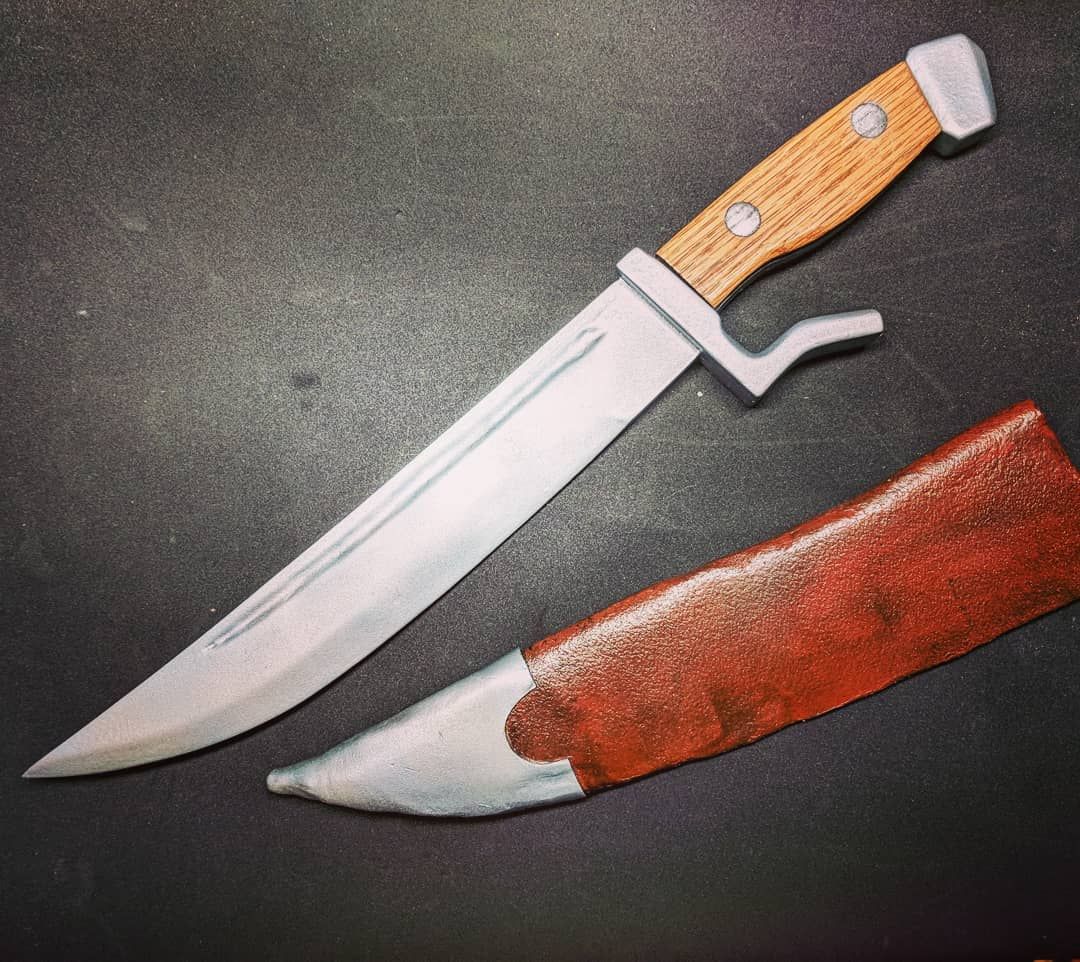 Finished up this witcher3 prop the other day! The dagger belongs to the Bloody Barron and he wears the thing on a bandolier all the time. It has the look of a big vicious steak knife I think. Pretty cool! I tried a new method of painting steel for this guy and I’m pretty happy with how it turned out, I used layers of transparent blues to give is a light blue tone which looks pretty neat me thinks! witcher witchercosplay witcherprops propweapon