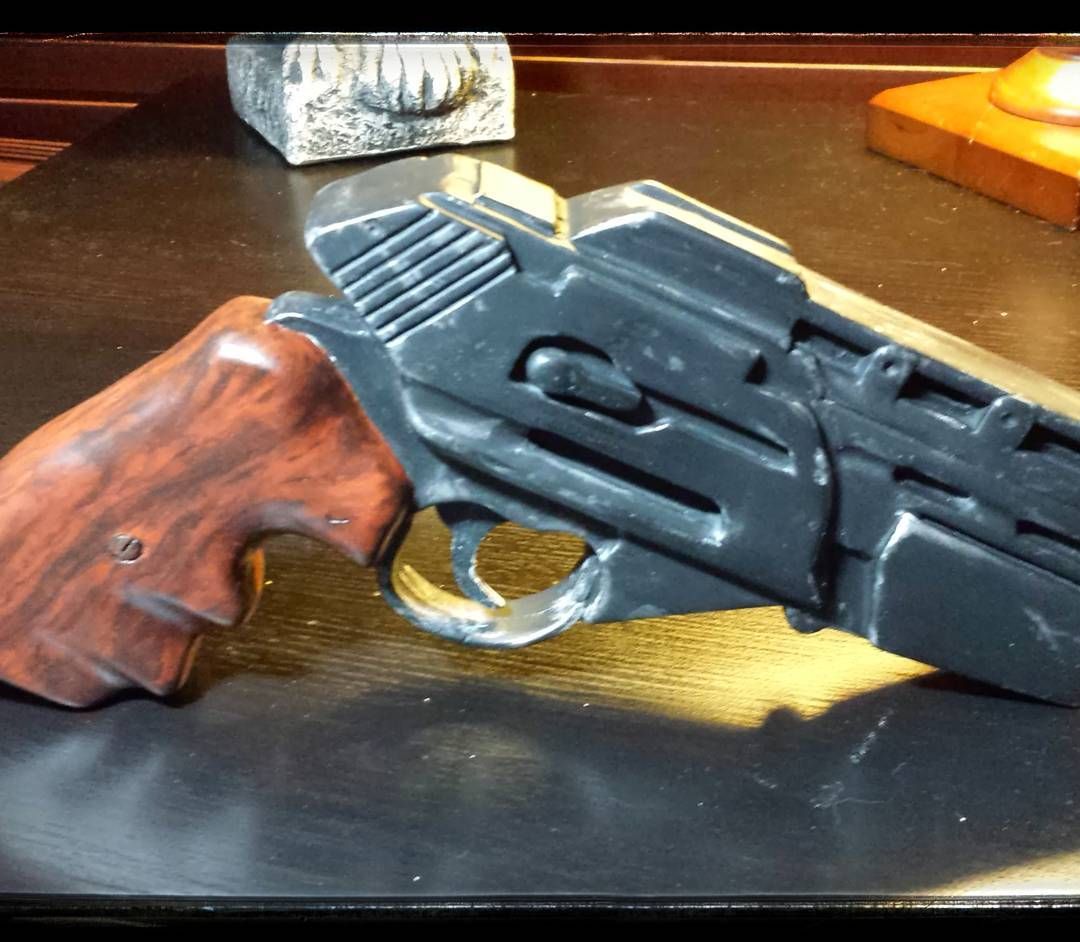 throwbackthursday my first prop weapon made probably 5 years ago. I learned a ton from this build, skills I still use today! This is a battlestargalactica pistol from the first year of the more recent series. I loved the look of this version better then the version they swapped in on season 2. Can’t blame them apparently the first version was a maintianace problem for the prop department, still it was cooler then the more familiar looking V2! propmaking