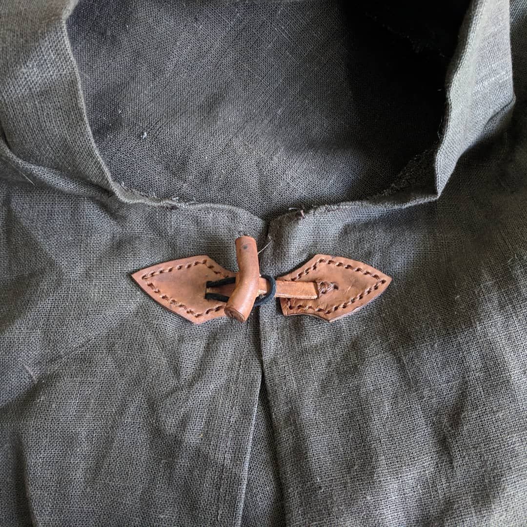 Finished two cloaks yesterday, complete with leather thing clasps! I’m calling the Hobbit cloak clasps but Rangers like them as well! Full views once I get a couple tunics finished up!leatherwork hobbits larp