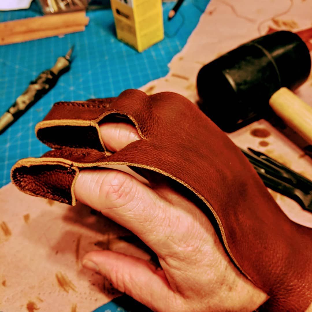 Finished up my right handed 3 finger shooting glove! A must ahve as that bow string starts to wear in your fingers after a couple score of arrows! (Same could be said about hand stitching as well 😂). leatherwork archery larp