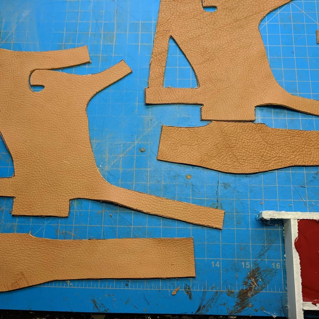 Leather work and yet another mold for my cloak clasps. The leather is shooting gloves for my traditional long bow and the mold is the 3rd attempt to mold this part, I’ve resculpted it twice due to unfortunate sculpting decisions lol larparmor archery sculpture