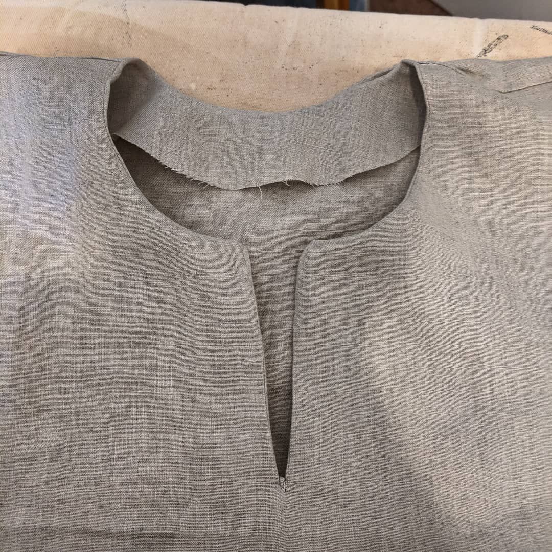 My first keyhole neckline! We’re making tunics this weekend, ranger green ones are next! Finished work will no doubt follow… larp fellnfair