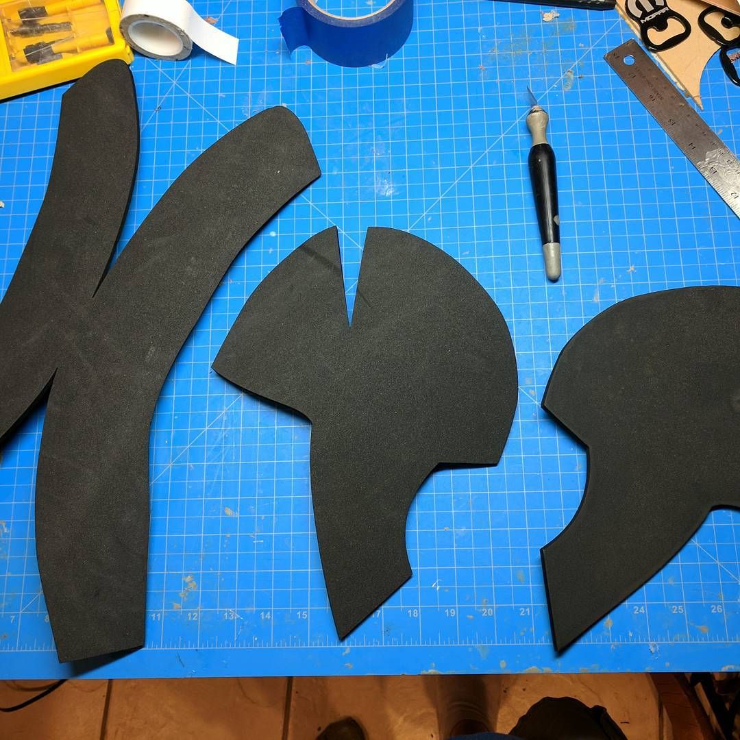 Next project in the dragonconcosplay Todo list! Wondering if I can make a helm in a weekend…. Well parts are sized cut from foam, so here we go! dragoncon2017 concrunch **_Blackwall_Foam_Helm_Start