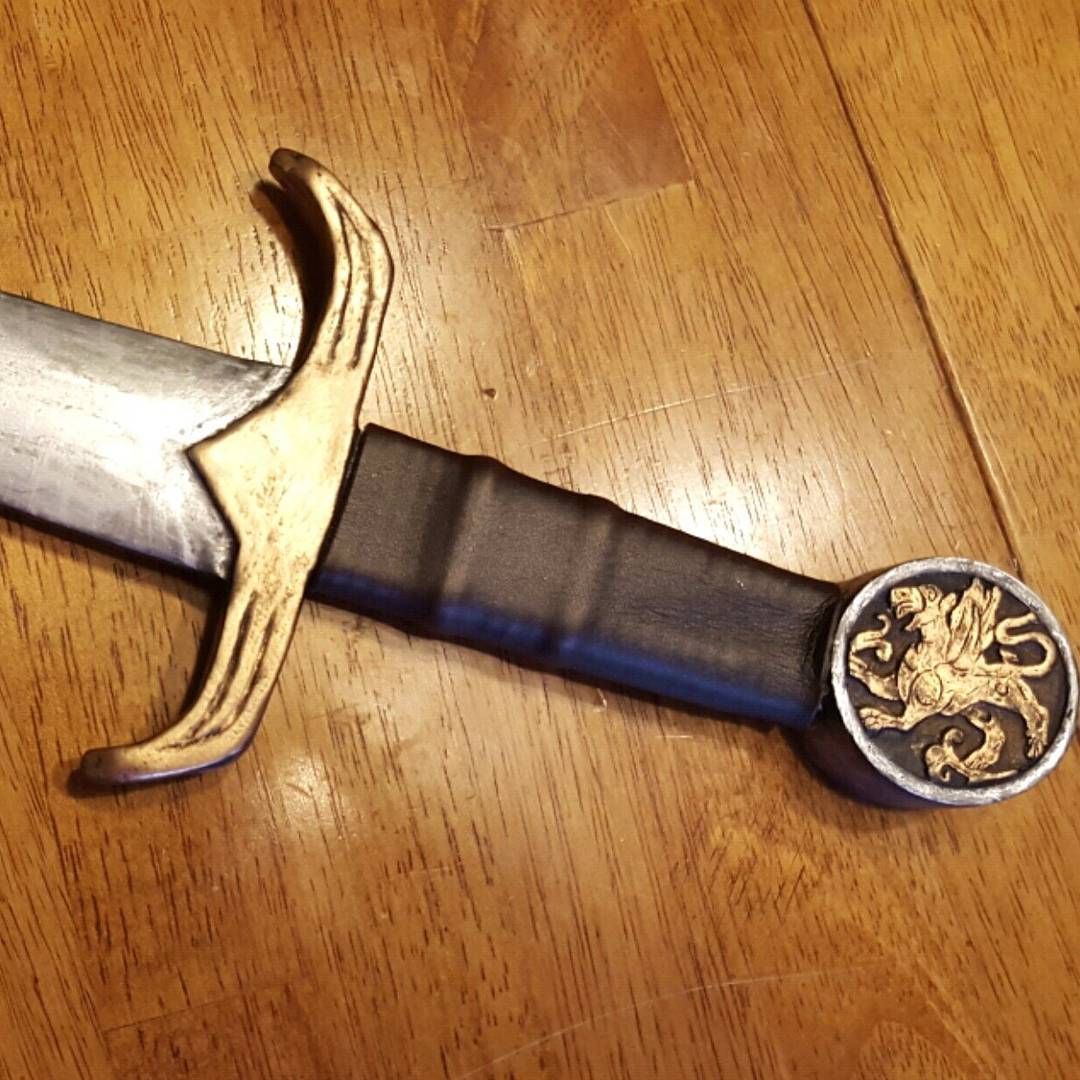 Did a touch up of my griffin’s dagger, I think it brings out the bling much better now! dragonageinquisition blackwall cosplay propmaking
