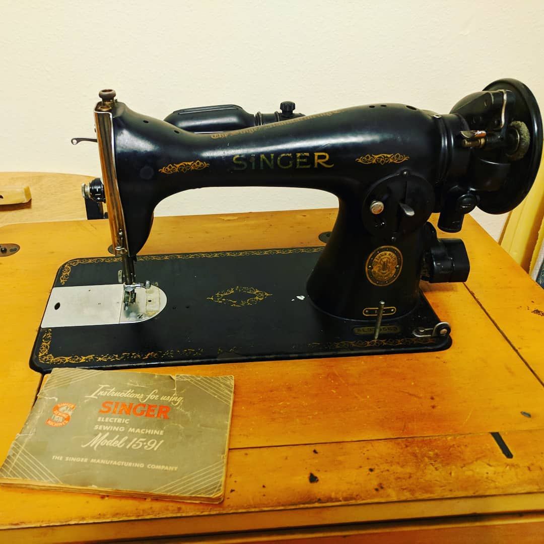 Look what we found for 50$, it’s an 80 year old leather sewing machine! After many hours of hand stitching quivers(no not done yet🤣) we decided that while leatherwork is fun..hand stitching isn’t so much… I can’t wait to get this ok girl to work! They really don’t make them like they use to! Not that I’m giving up my BabyLock mind you!