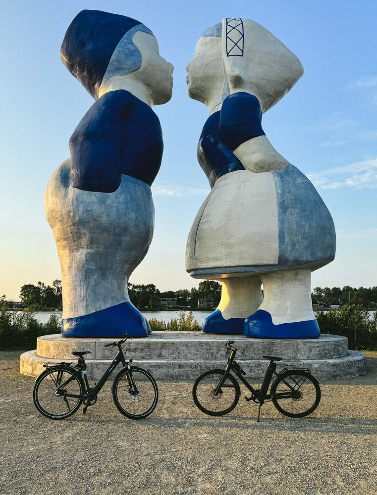 A giant statue of the Kissing Couple