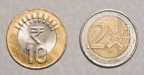 The 10 ₹ coin looks a bit like ‘inverted’ 2 €