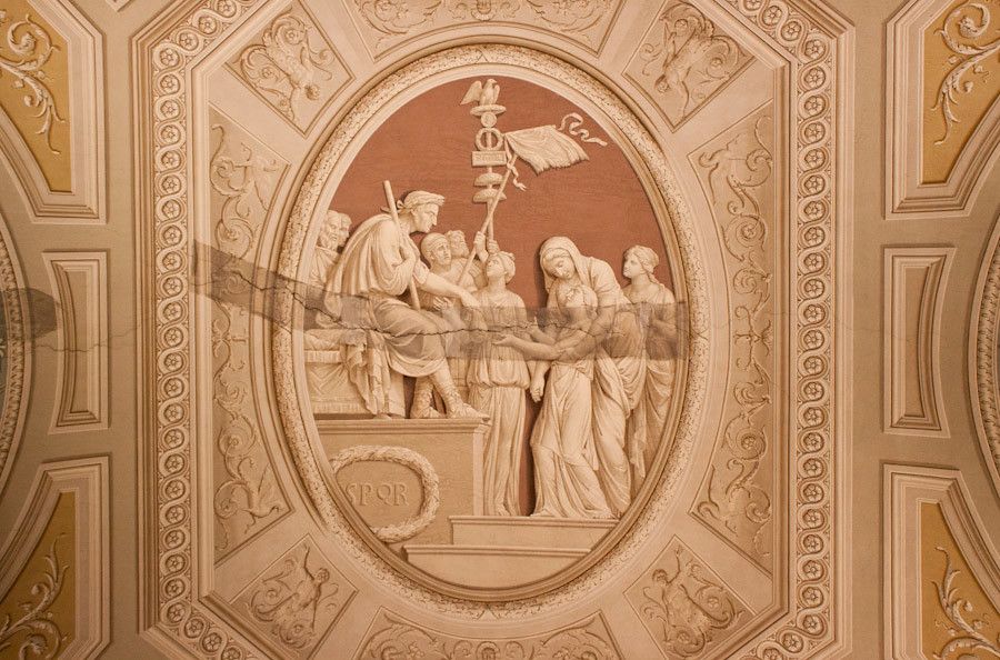 Monochromatic relief work on the ceiling